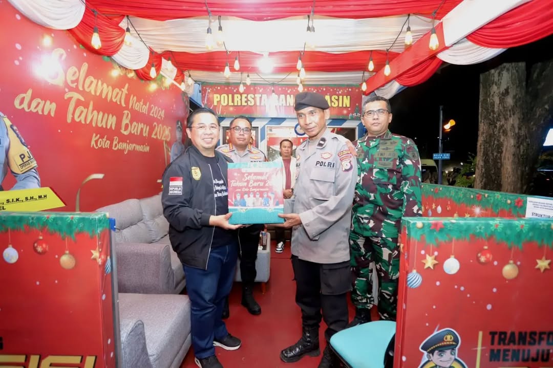 Walikota Banjarmasin, H Ibnu Sina serahkan bingkisin kepada anggota Polresta Banjarmasin di Pos Keamanan Lilin Intan 2024, Rabu (1/1/2025). Foto: Humas Polresta Banjarmasin 5W1H