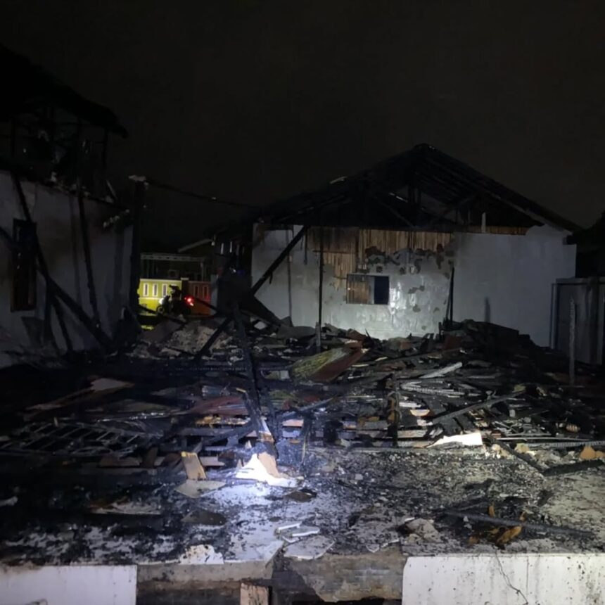 Satu buah rumah luluh lantak akibat kebakaran yang terjadi di Kompleks Wengga Blok F, Jalan Tembus Mantuil RT. 22 dan RT 18, Selasa (14/1/2025). Foto: BPBD Kota Banjarmasin 5W1H