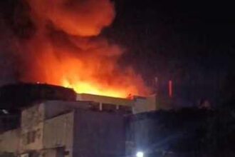 Kebakaran Glodok Plaza, Jakarta Barat, dinas pemadam kebakaran kerahkan 100 personel, Rabu (15/1/2025) malam. Foto: Tangkapan Layar 5W1H