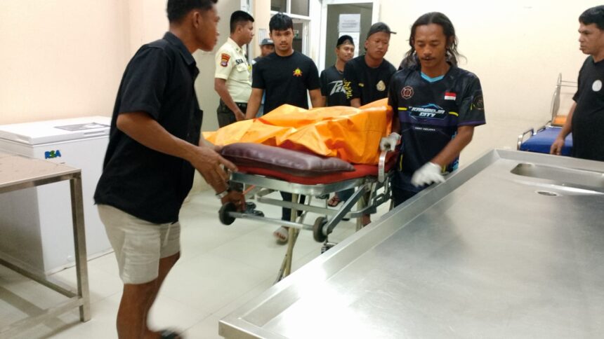 Temuan jasad seorang kakek (81) di kawasan Pasar Antasari, Jum'at (17/1/2025). Foto: Relawan Emergensi 5W1H