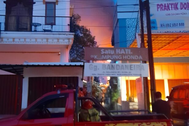 Kebakaran di Jalan Sulawesi, Gang Bandaneira RT. 20 RW. 2, Kelurahan Pasar Lama, Kecamatan Banjarmasin Tengah, Jum'at (31/1/2025). Foto: Muhammad AR/siberdbn.com