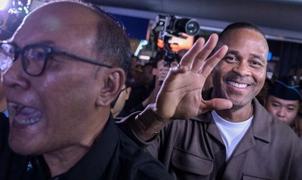 Pelatih Timnas Indonesia, Patrick Kluivert saat tiba di Indonesia. Foto: CNN