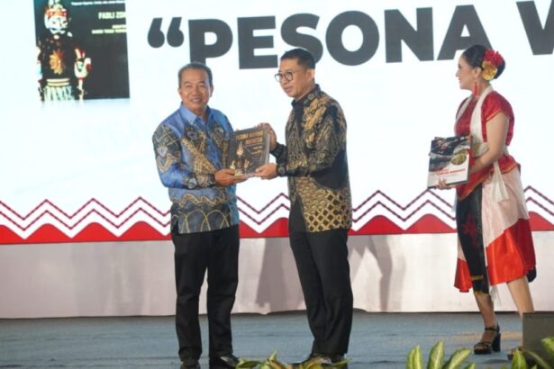 Gubernur H Muhidin melalui Plh Sekdaprov Kalsel Muhammad Syarifuddin menyerahkan buku Bumi Lambung Mangkurat, Bentangan Zamrud: Lumbung Pangan, Pertanian dan Wisata kepada Menteri Kebudayaan RI, Fadli Zon. Foto: Adpim Kalsel