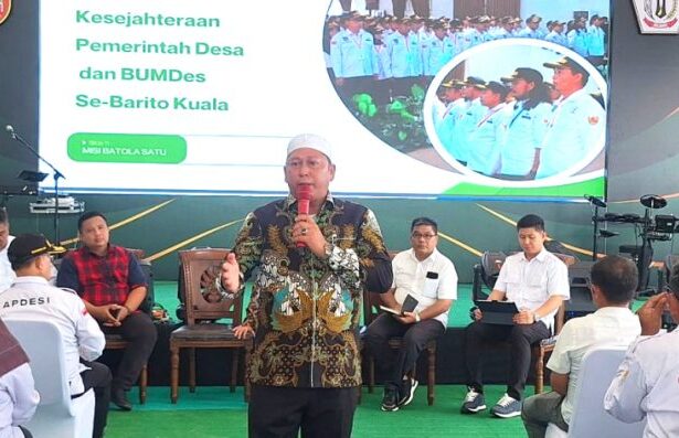Bupati Barito Kuala (Batola) terpilih periode 2025-2030, H Bahrul Ilmi didampingi Ketua PKK Batola, Hj Nurhayati dan Wakil Bupati Batola terpilih, Herman Susiolo menggelar silaturahmi bersama kepala desa se-Batola, bertempat di rumah kediaman H Bahrul di Desa Tabunganen, Sabtu (01/2/2025). Foto: TeladanKalimantan