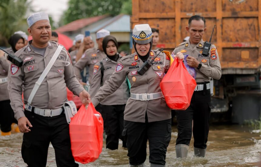 Kasat Lantas Polres Banjar, AKP Risda Idfira pimpin penyaluran bantuan sembako kepada masyarakat terdampak banjir di Martapura, Kamis (31/1/2025) Foto: Humas Polres Banjar