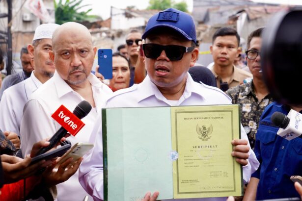 Menteri ATR/BPN, Nusron Wahid turun langsung ke lokasi penggusuran di Kabupaten Bekasi, Jum'at (7/2/2025). Foto: Humas Kementerian ATR/BPN 5W1H