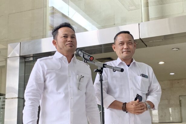 Gubernur Kalimantan Timur Terpilih, Rudy Mas'ud dan Wakil Gubernur Terpilih Seno Aji menjalani pemeriksaan di Kantor Kementerian Dalam Negeri (Kemendagri) RI, Jakarta Pusat, Senin (17/2/2025). Foto: Kompas.com 5W1H