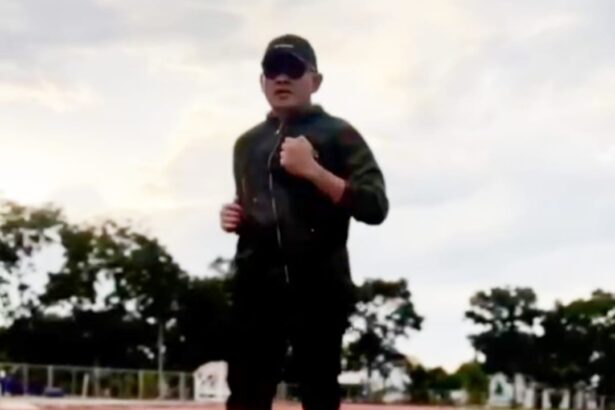 Bupati Tala, H. Rahmat Trianto jaga kesehatan selama puasa dengan olahraga sore di lapangan sepak bola Pertama Kencana. Foto: Pribadi Rahmat 5W1H