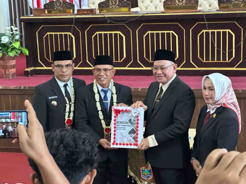 Dewan Perwakilan Rakyat Daerah (DPRD) Kotabaru menggelar Rapat Paripurna Istimewa serah terima jabatan Bupati dan Wakil Bupati terpilih periode 2025-2030 yang dilaksanakan di Gedung DPRD Kotabaru Ln.3, Senin (3/3/2025). Foto: ahd/siberdbn.com