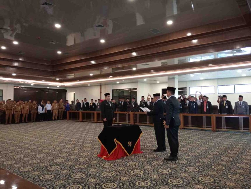 Bupati Kotabaru Muhammad Rusli Lantik Pj Sekda. Foto: Diskominfo Kotabaru