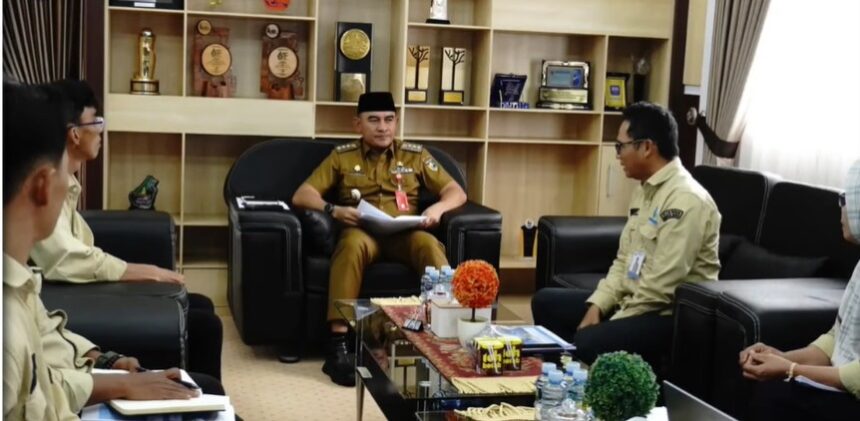 Bupati Rahmat menerima paparan dari BUMD Tala. Foto: Istimewa
