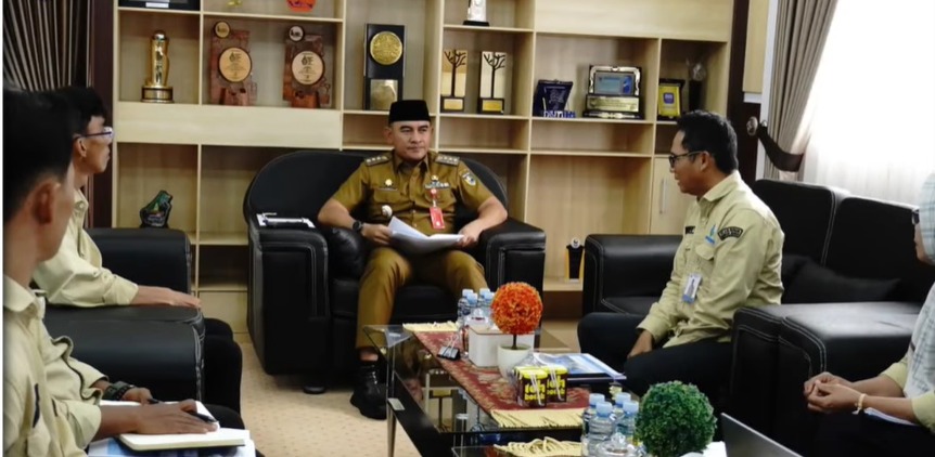 Bupati Rahmat menerima paparan dari BUMD Tala. Foto: Istimewa