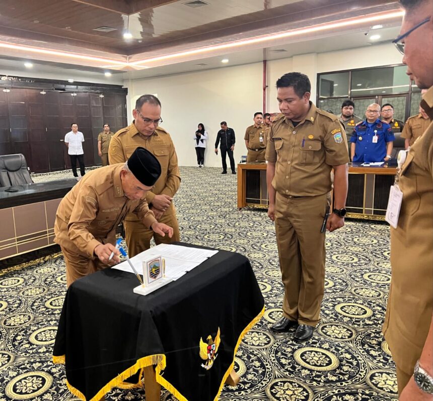 Bupati H Muhammad Rusli Tandatangani Piagam Audit Internal Foto: Ahd/siberdbn.com