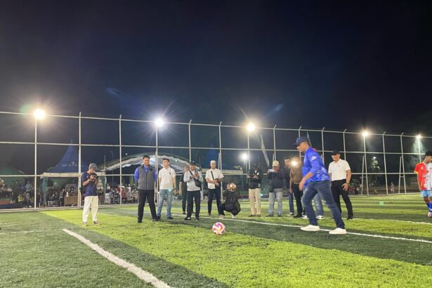 Bupati Tanah Laut, H Rahmat Trianto secara resmi membuka kejuaraan sepak bola antar klub se-Tala. Foto: Asep/siberdbn.com 5W1H