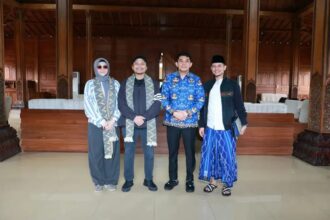 Momen Safari Ramadan, Bupati Tanbu Andi Rudi Latif Sambut Wagub Hasnur di Bandara Bersujud Foto : siberdbn.com