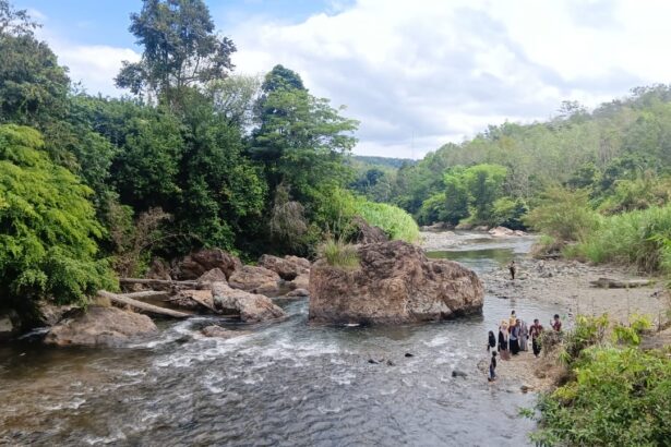 Keindahan Batu Ajung Objek Wisata Alam Balangan