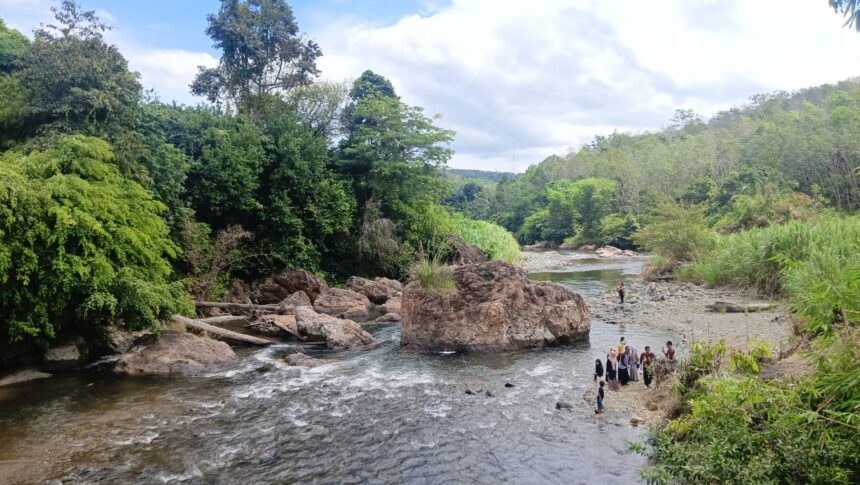 Keindahan Batu Ajung Objek Wisata Alam Balangan