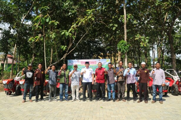 Teks foto// Bupati Rahmat temu teknis Penyuluh Pertanian dengan penyaluran bantuan alat mesin pertanian (alsintan) kepada Brigade Pangan se-Kabupaten Tanah Laut pada Rabu (16/04/2025) di Aula Hutan Jati Pelaihari.