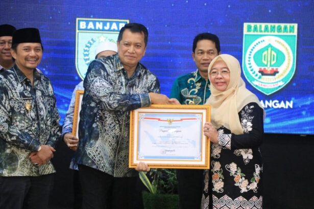 Wakil Menteri Pendayagunaan Aparatur Negara dan Reformasi Birokrasi, Purwadi Arianto menyerahkan penghargaan kepada Sekda Tabalong, Hj Hamida Munawarah. Foto: Prokopim Tabalong