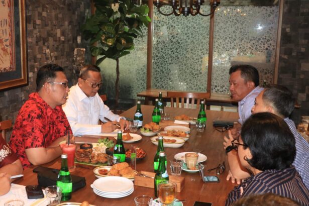 Bupati Tabalong, H Muhammad Noor Rifani didampingi Kepala Dishub Tabalong, Tumbur Parulian Manalu melakukan koordinasi dengan Senior Vice Presiden PT Pertamina, Tedy Kurniawan Gusti di salah satu restoran di Jakarta. Foto: Humas Prokopim Tabalong.