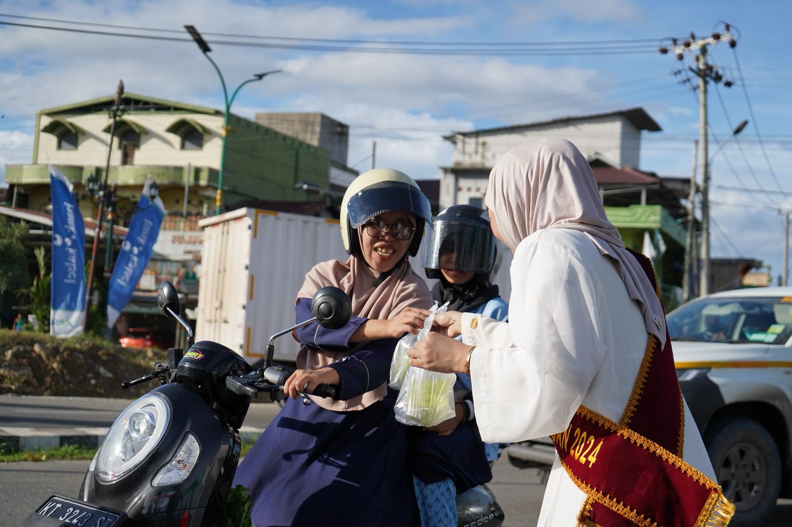 Pawadahan Nanang Galuh Balangan Bagikan Kudapan Khas Balangan