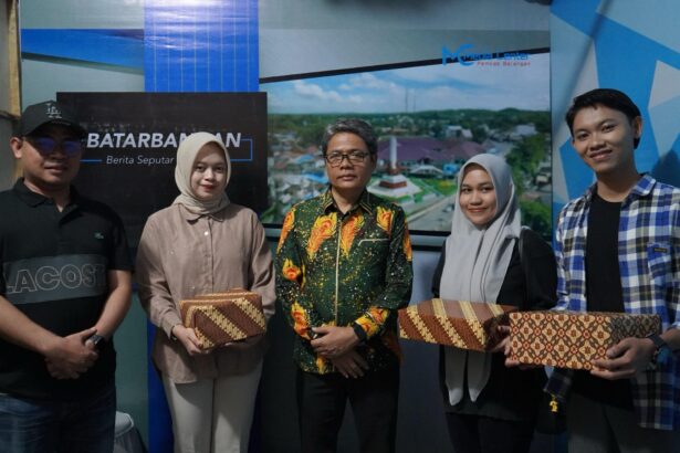 Diskominfosan Serahkan Doorprize Presenter Terbaik di Malam Penutupan Balangan Expo 2025