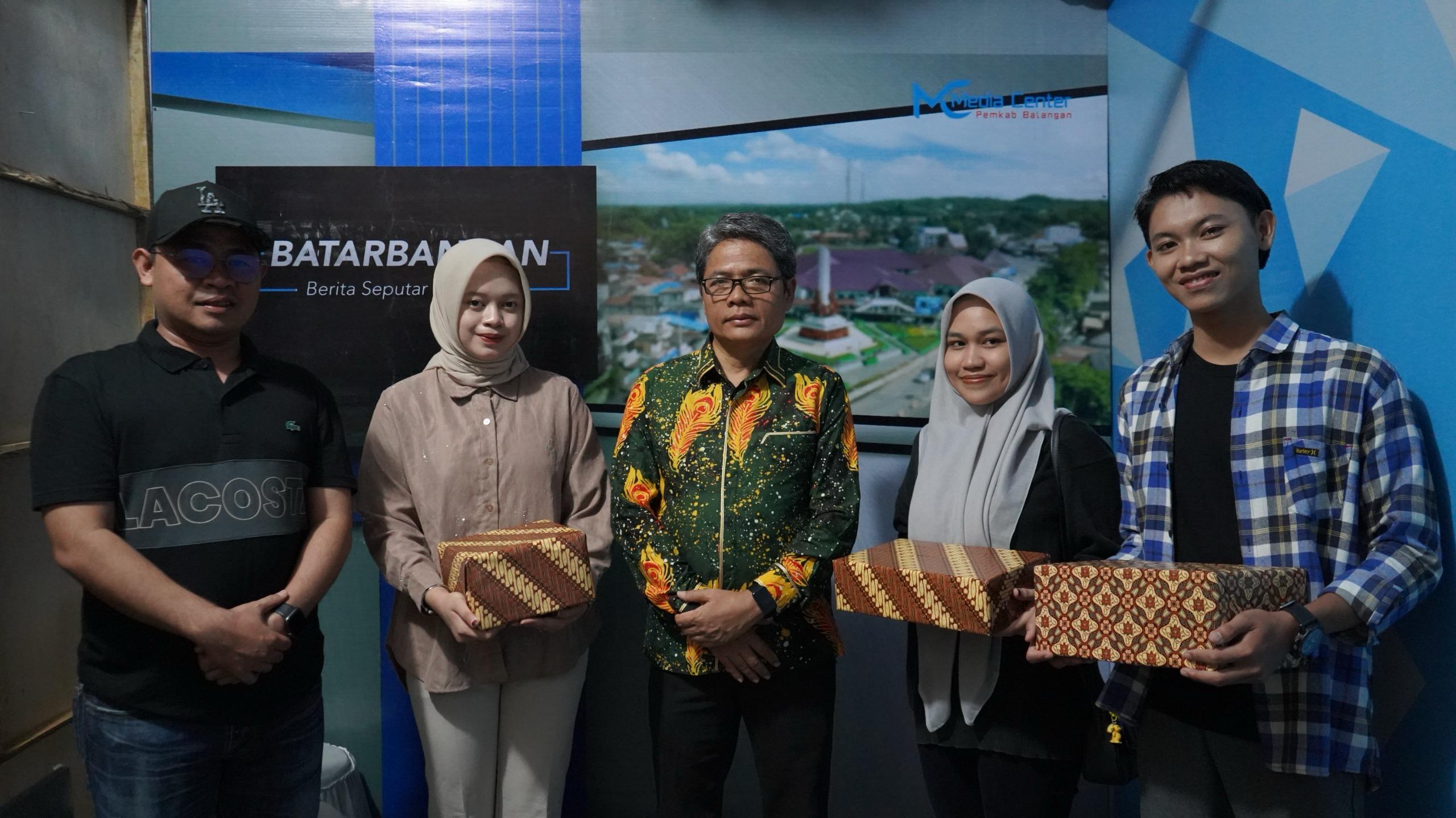 Diskominfosan Serahkan Doorprize Presenter Terbaik di Malam Penutupan Balangan Expo 2025