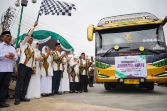Bupati Balangan, Abdul Hadi, saat melepas keberangkatan rombongan Calon Jemaah Haji asal Balangan, di halaman Masjid Al-akbar, Paringin Selatan. Foto: MC Balangan