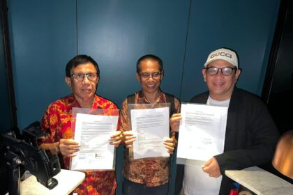 KESEPAKATAN JAKARTA - Ketua Umum PWI hasil Kongres Bandung, Hendry Ch Bangun (kiri) dan Ketua Umum PWI hasil KLB Zulmansyah Sekedang (kanan) serta anggota Dewan Pers Dahlan Dahi berfoto bersama sesuai penandatanganan Kesepakatan Jakarta, Jumat (16/5/2025) malam, di Jakarta. Melalui Kesepakatan Jakarta, kedua pihak sepakat mengakhiri konflik melalui Kongres Persatuan. Foto: istimewa
