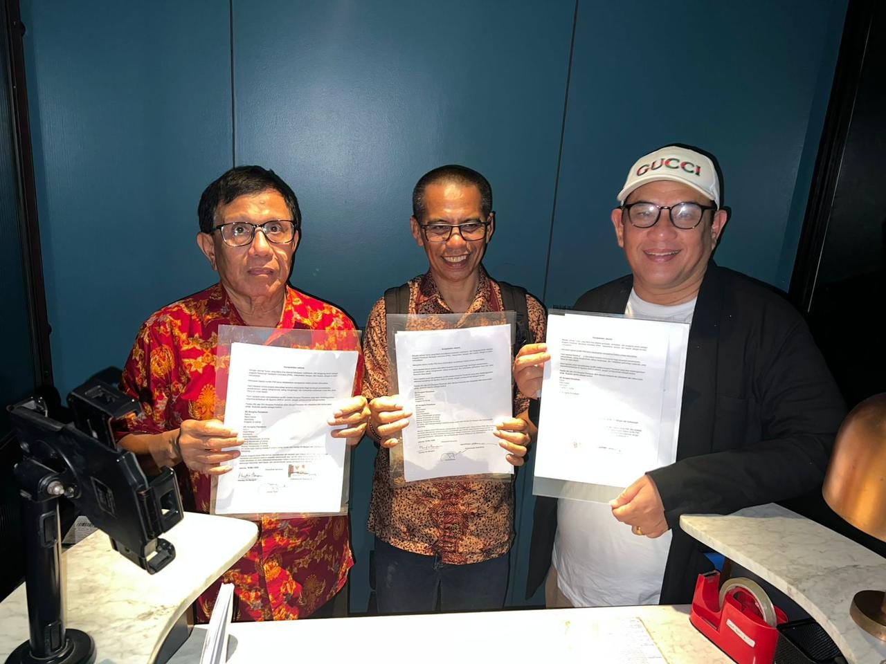 KESEPAKATAN JAKARTA - Ketua Umum PWI hasil Kongres Bandung, Hendry Ch Bangun (kiri) dan Ketua Umum PWI hasil KLB Zulmansyah Sekedang (kanan) serta anggota Dewan Pers Dahlan Dahi berfoto bersama sesuai penandatanganan Kesepakatan Jakarta, Jumat (16/5/2025) malam, di Jakarta. Melalui Kesepakatan Jakarta, kedua pihak sepakat mengakhiri konflik melalui Kongres Persatuan. Foto: istimewa