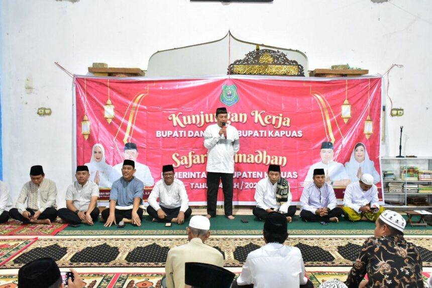 Asisten III Sekda Kapuas, Muhammad Saribi memberikan mabuatan pada safari ramadan di Kecamatan Dadahup, Kamis (6/3/2025). Foto: Humas Pemkab Kapuas