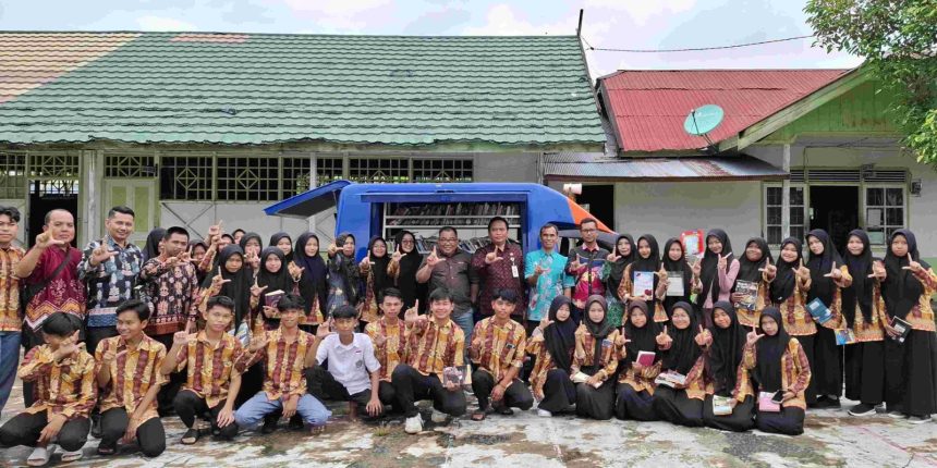 Disarpustaka Kapuas Hibahkan 300 Buku dan Perpusling untuk Dukung Literasi Siswa MAS An Nur