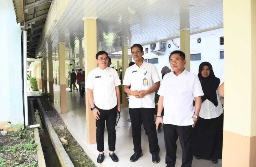 Bupati Wiyatno Tinjau Lingkungan RSUD Kapuas. Foto: Pemkab Kapuas