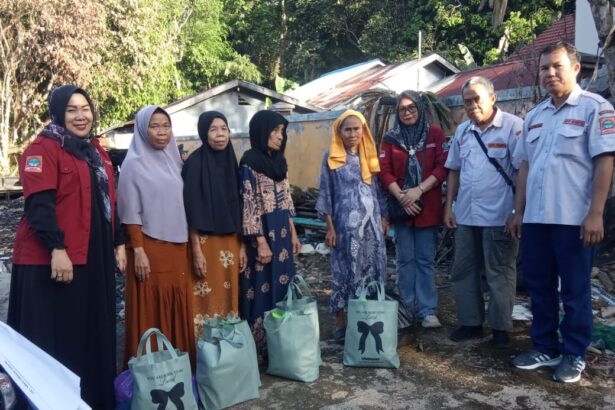 Forum Peduli Bumi Saijaan Salurkan Bantuan untuk Korban Kebakaran di Kotabaru