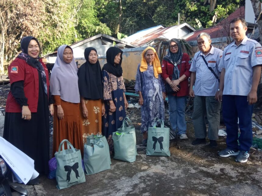 Forum Peduli Bumi Saijaan Salurkan Bantuan untuk Korban Kebakaran di Kotabaru
