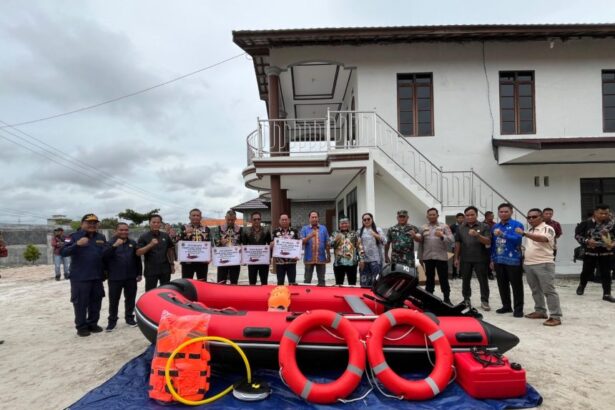 Pemkab Kapuas Salurkan Bantuan Logistik dan Perahu Karet untuk Daerah Terdampak Banjir