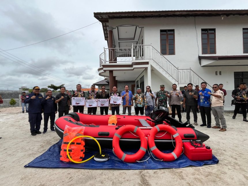 Pemkab Kapuas Salurkan Bantuan Logistik dan Perahu Karet untuk Daerah Terdampak Banjir