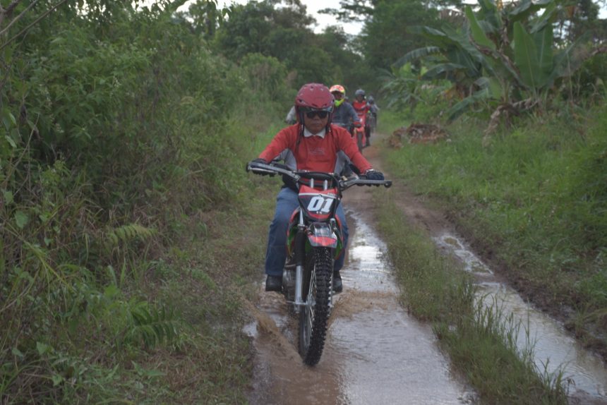 Bupati Kapuas Tinjau Jalan Rusak di Basarang dan Selat