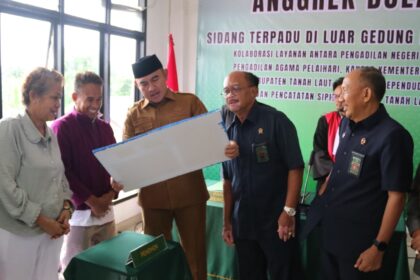 Teks foto/ Bupati Rahmat dalam kegiatan peresmian program Anggrek Bulan di Aula Kecamatan Bati-Bati.