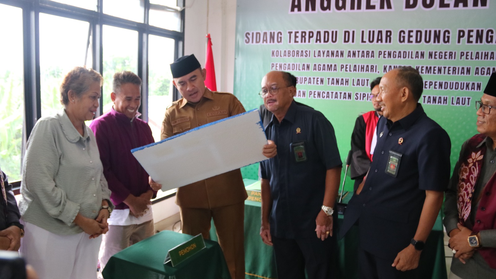 Teks foto/ Bupati Rahmat dalam kegiatan peresmian program Anggrek Bulan di Aula Kecamatan Bati-Bati.