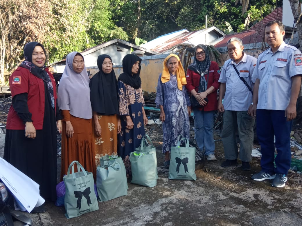 Ormas Rumpis Kotabaru Serahkan Bantuan Paket Sembako kepada korban kebakaran Desa Baharu