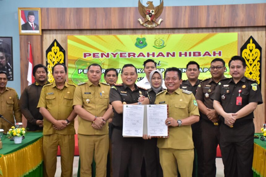 Pemkab Kapuas Serahkan Hibah ke Kejari untuk Dukung Penegakan Hukum