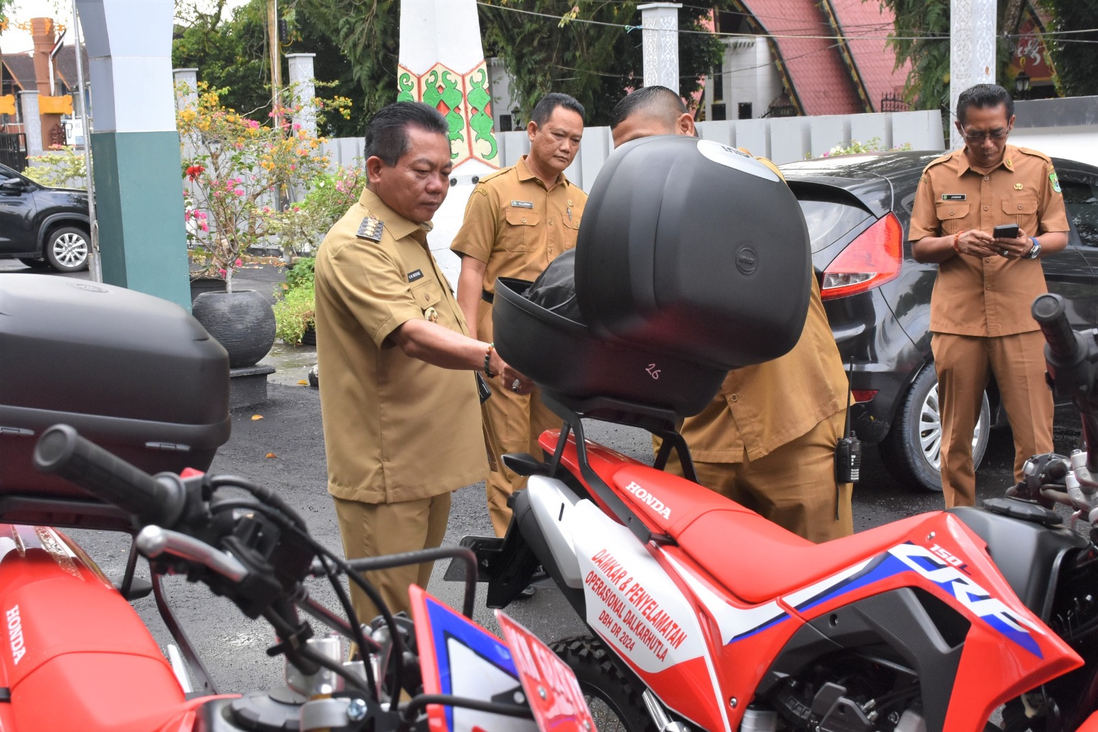 Pemkab Kapuas Serahkan Motor Trail untuk Penanganan Karhutla