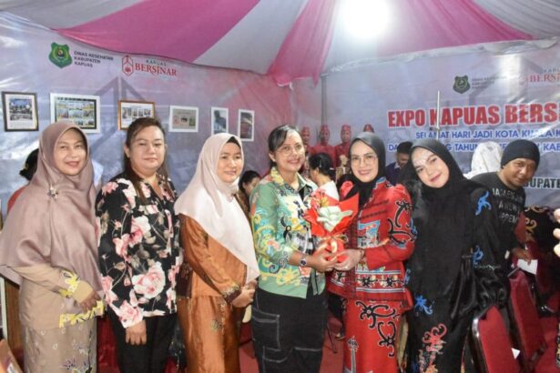 Ketua TP PKK Tinjau Stand Dinkes di Expo HUT Kapuas 2025