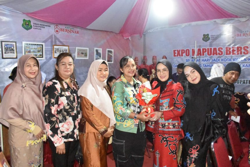 Ketua TP PKK Tinjau Stand Dinkes di Expo HUT Kapuas 2025
