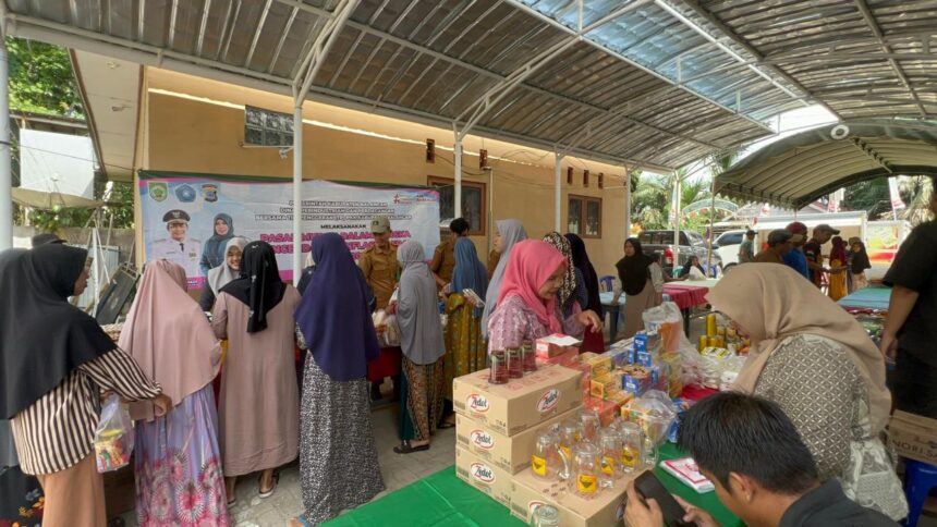 Dinas Perindustrian dan Perdagangan (Disperindag) Kabupaten Balangan terus menggelar kegiatan pasar murah sebagai upaya pengendalian inflasi daerah. Salah satu lokasi pelaksanaan berlangsung di Desa Panaitan, Kecamatan Lampihong, pada Senin (28/7/2025). Foto: MC Balangan