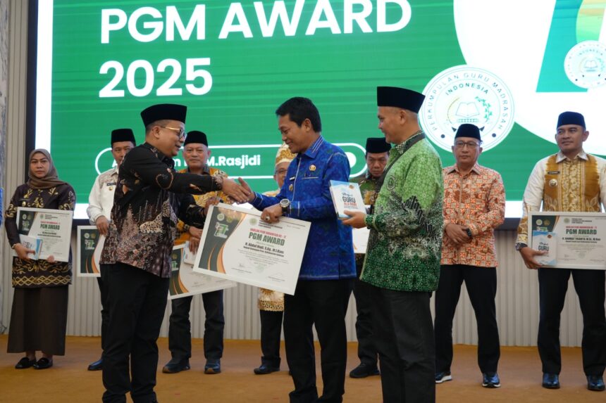 Bupati Balangan Terima PGM Award 2025, Apresiasi Dedikasi pada Pendidikan Madrasah. Foto: MC Balangan