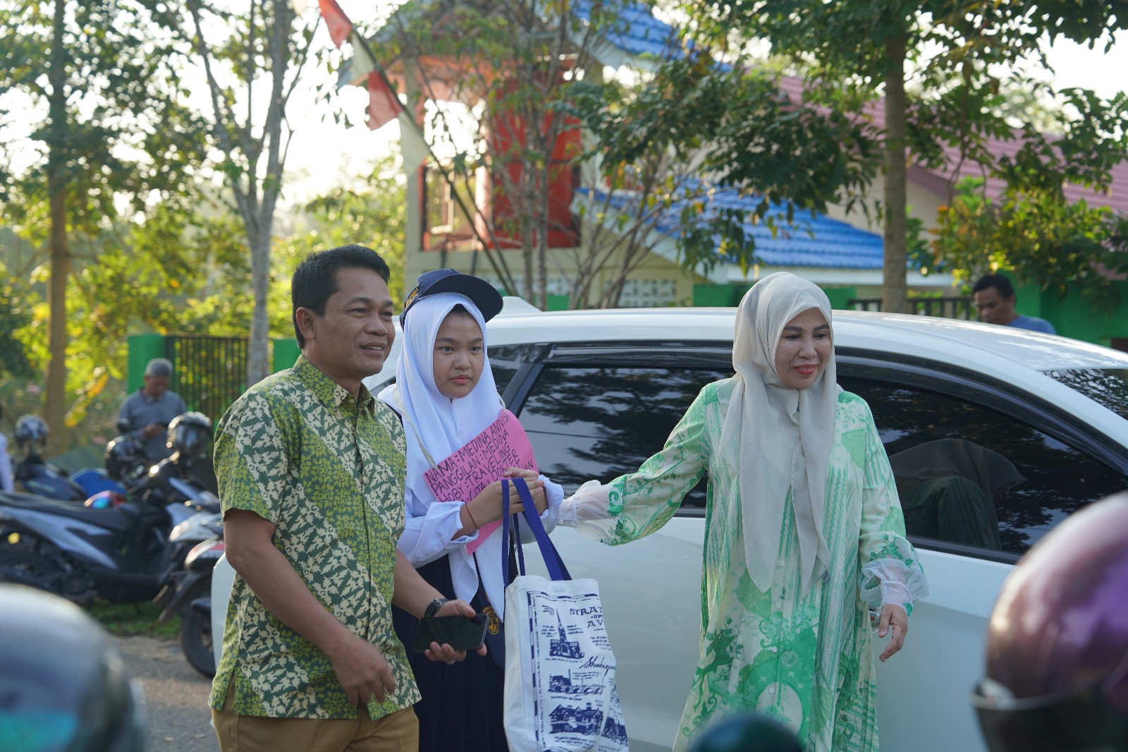 Bupati Balangan Dukung Gerakan Ayah Mengantar Anak di Hari Pertama Sekolah. Foto: MC Balangan