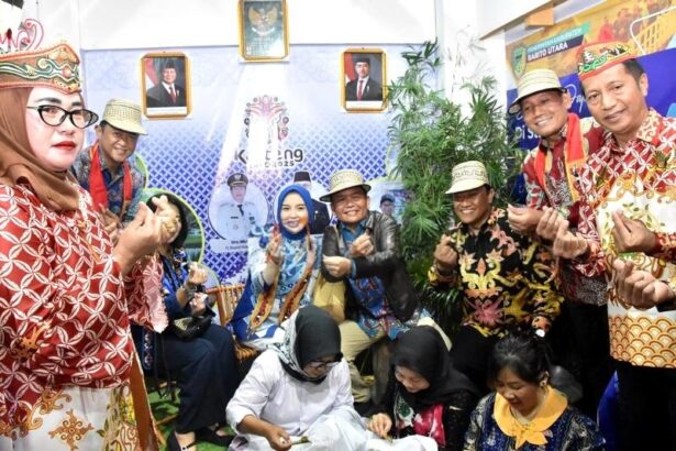 Pj Bupati Muhlis Tinjau Stan Barito Utara di Kalteng Expo 2025
