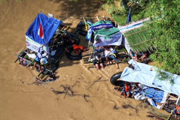 Pemkab Balangan dan Komunitas KJB Bersihkan Sungai Balangan. Foto: MC Balangan